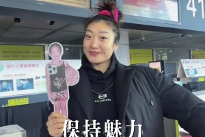 肘姐这组反差，你更吃球场上的飒，还是球场下的美？